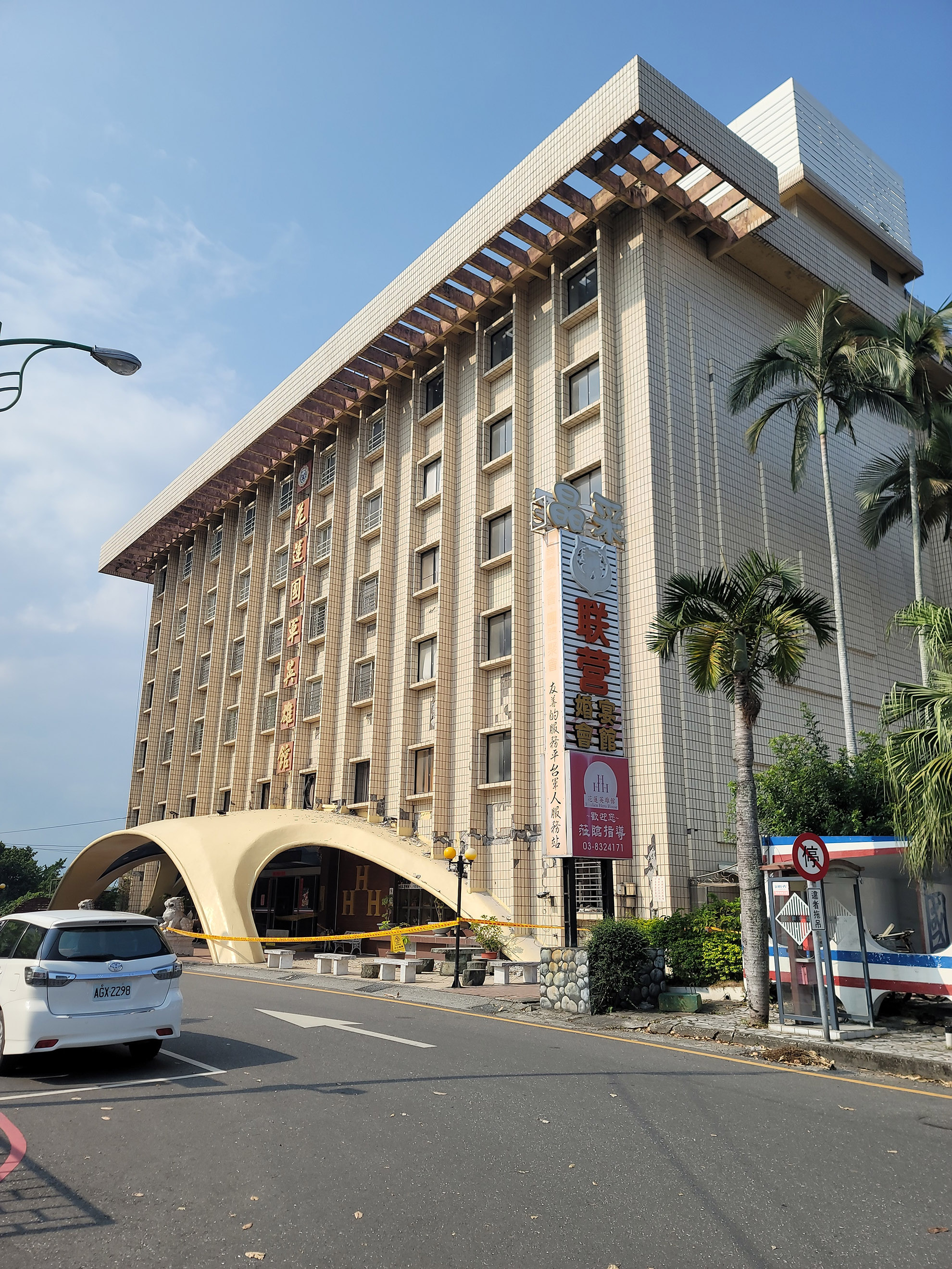Une large proportion des dommages observés à Hualien a pour origine un rez-de-chaussée vulnérable. Le cas de la 'Salle des Héros de l'Armée Nationale' est différent. Le bâtiment présente une fissure horizontale continue au niveau supérieur du auvent